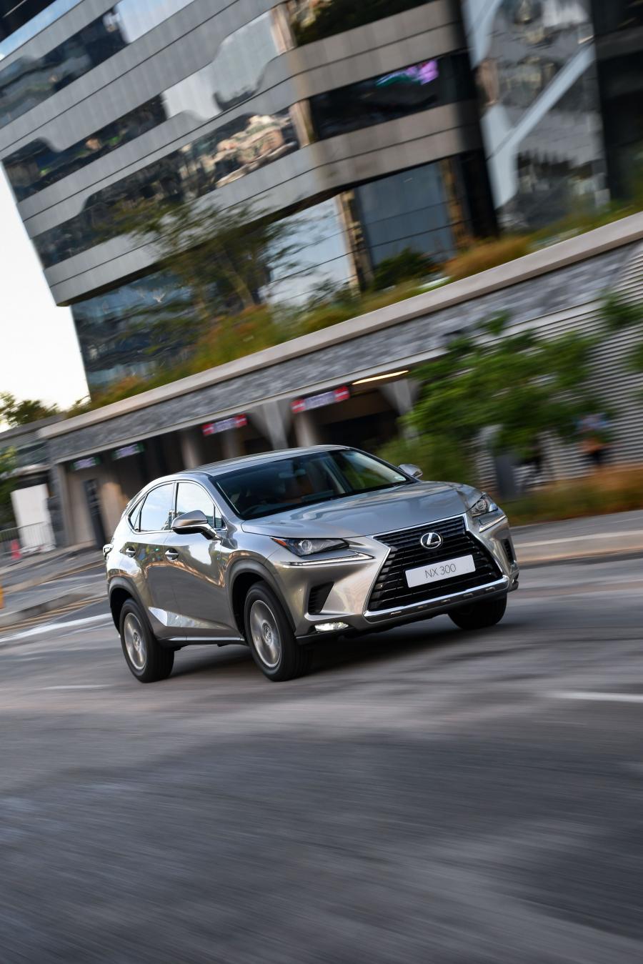  Lexus NX300 2017 года  (ZA) (фото 2 из 27)